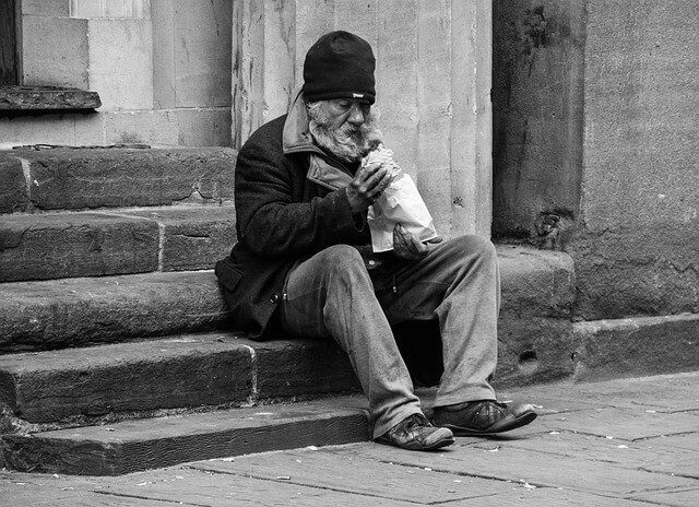 Imagen de un hombre sin casa viviendo en la calle