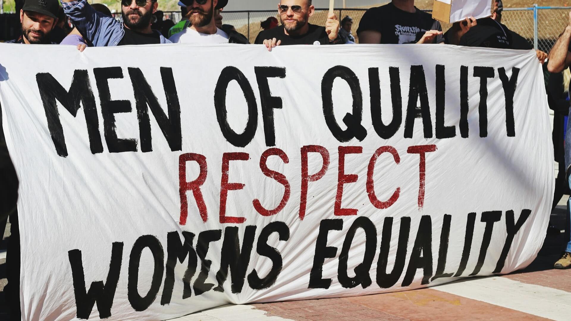 Un cartel en una protesta que dice "Los hombres de calidad respetan la igualdad de las mujeres"